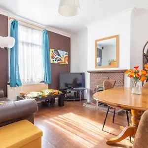 https://authentic-london-four-bedroom-victorian-house.brighton-hotels-england.com