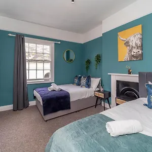 https://central-seafront-three-bedroom-house-with-court-yard.brighton-hotels-england.com